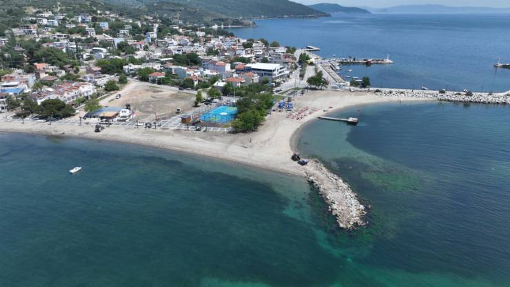 Plaj Hazırlıkları ve Çalışmalar Balıkesir'in eşsiz sahillerini yaz sezonu için hazır hale getiren Balıkesir Büyükşehir Belediyesi, şu çalışmaları gerçekleştirdi: Kum Eleme: Plaj kumlarının temizlenmesi ve elenmesi. Çevre Temizliği: Yabani otların temizlenmesi ve genel çevre düzenlemesi. İskele ve Üniteler: İskelelerin, soyunma kabinlerinin, duş ünitelerinin ve tuvaletlerin kurulumu.