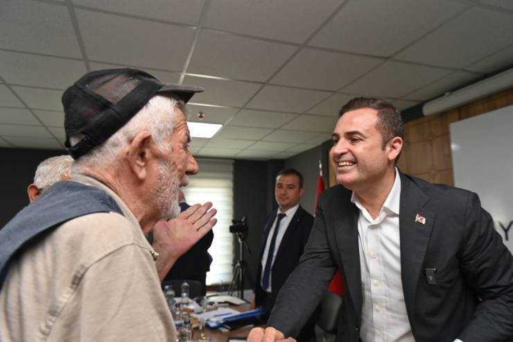 Başkan Akın Büyükşehir’in Eli Gönen’in Üzerinde
