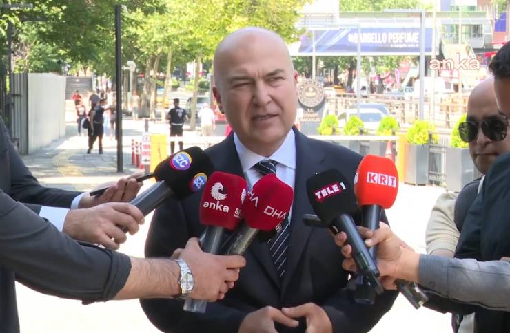 CHP Genel Başkan Yardımcısı Murat Bakan, İçişleri Bakanı Ali Yerlikaya ile gerçekleştirdiği görüşmenin ardından basına açıklamalarda bulundu. Bakan, görüşmenin verimli geçtiğini belirtirken, detaylı bir basın açıklaması yapmadıklarını ancak önemli konuların kamuoyu tarafından bilindiğini ifade etti. Ayrıca, İçişleri Bakanı Soylu'nun geçmişteki ithamları hakkında da konuşan Bakan, bu tür tartışmaların geçmişte kaldığını ve şimdi önemli olanın ülkenin sorunlarını birlikte çözmek olduğunu vurguladı.