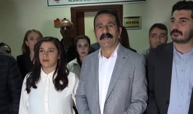 Hakkari Belediye Eş Başkanı Mehmet Sıddık Akış, Hakkari Cumhuriyet Başsavcılığı'nın yürüttüğü bir soruşturma kapsamında Van'da gözaltına alındı. Hakkari Valiliği, kentte 10 gün boyunca gösteri yürüyüşlerinin yasaklandığını duyurdu. Belediye çevresinde yoğun güvenlik önlemleri alınırken, kayyum atanıp atanmadığına dair henüz resmi bir açıklama yapılmadı.