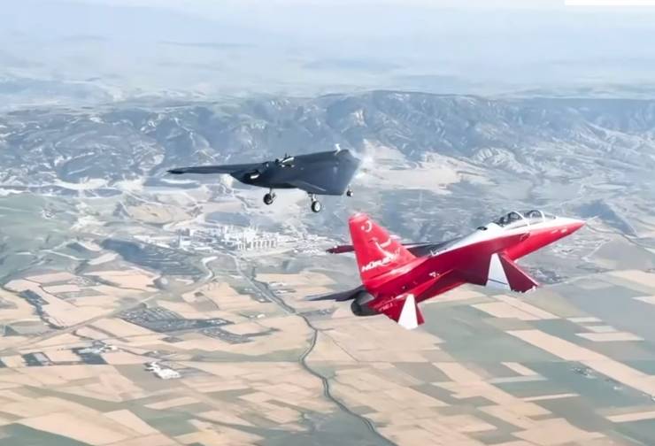 Hürjet: Modern aviyonik sistemler, yüksek manevra kabiliyeti ve gelişmiş silah entegrasyonu ile öne çıkıyor. Eğitim ve taarruz görevlerinin yanı sıra keşif, devriye ve yakın hava desteği gibi çeşitli operasyonlarda kullanılabiliyor. Anka 3: İleri seviye keşif ve istihbarat toplama görevleri için tasarlanmıştır. Uzun havada kalış süresi, yüksek irtifa operasyon kabiliyeti ve gelişmiş sensör sistemleriyle donatılmıştır. İstihbarat, gözetleme, keşif ve taarruz görevlerini etkin şekilde yerine getirebiliyor.