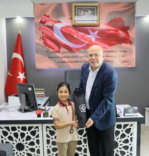 Madalyalarını Kaymakam Köken