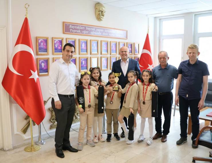 Madalyalarını Kaymakam Köken