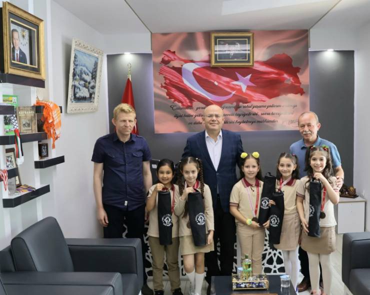 Madalyalarını Kaymakam Köken'e Getirdiler