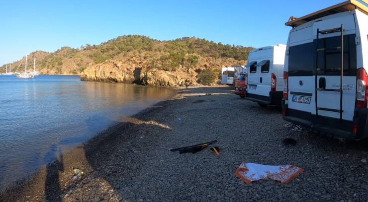 Türkiye'nin en güzel kavşağı olarak bilinen Marmaris-Fethiye kavşağında, özel bir koy olan Bencik Koyu'na bir karavan macerası yapacağız. Burası, eşsiz manzaraları ve huzurlu atmosferiyle karavanla seyahat edenler için ideal bir nokta.