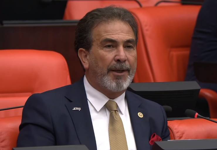 Yeniden Refah Partisi Genel Başkan Yardımcısı ve Kocaeli Milletvekili Mehmet Aşıla, Karbon Ayak İzi Vergisi'ni küresel sermayenin ulus devletlere dayattığı bir kölelik sistemi olarak nitelendirdi. Aşıla, bu verginin halk üzerinde baskı oluşturduğunu ve kabul edilemez olduğunu belirtti.