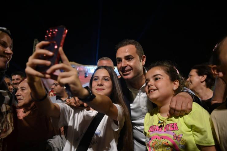 Balıkesir Büyükşehir Belediyesi, Kuvayı Milliye Destanı’nın şairi Nazım Hikmet’i, gündüz ayrı gece ayrı olarak düzenlediği programlarla andı. Gündüz, Nazım Hikmet Belgeselinin yönetmeni Nebil Özgentürk’ün de konuk olduğu Halk TV’de Serhan Asker’in sunumuyla yayınlanan “Görkemli Hatıralar” programında Nazım’ı anan Büyükşehir Belediyesi, gece ise sevilen ses ve tiyatro sanatçısı Zuhal Olcay’ın muhteşem konseriyle anmaya devam etti.