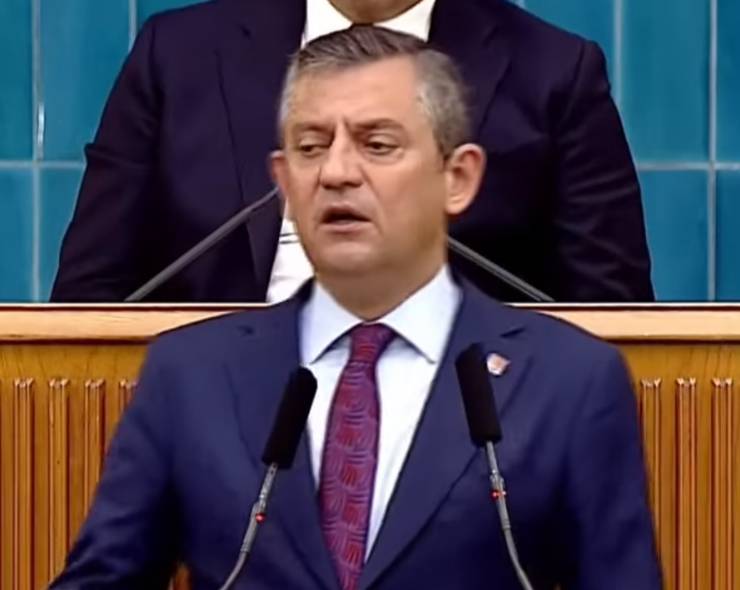 CHP Genel Başkanı Özgür Özel, Anayasa Mahkemesi'nin Cumhurbaşkanı'nın rektör atama yetkisini iptal etmesi üzerine yaptığı konuşmada, bu kararı sert bir şekilde eleştirdi. Özel, "Bugünden itibaren Türkiye Cumhuriyeti Devleti'nin kolon ve kirişleri kesilmiştir." ifadelerini kullanarak, devletin hukuksuzlukla yönetildiğini vurguladı.