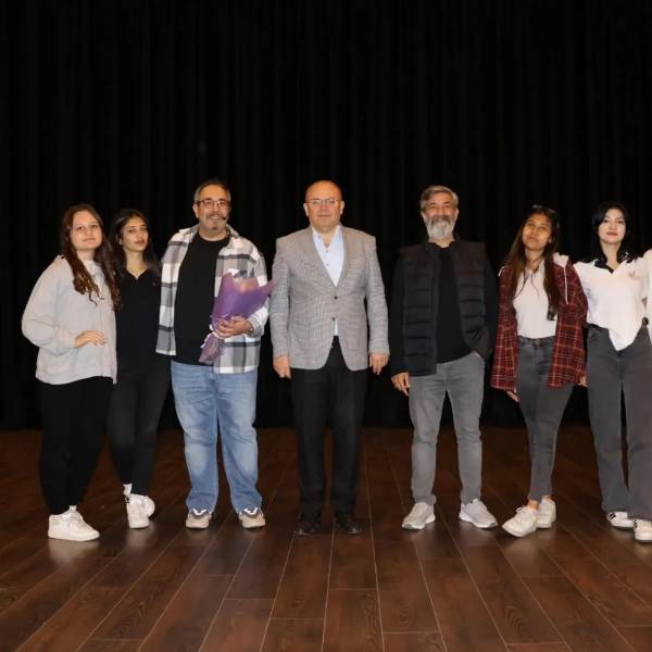 Susurluk Kongre ve Kültür Merkezi'nde, Kaymakam Muammer Köken ve ilçe protokolünün katılımıyla, öğrencilere sınav stresiyle başa çıkma ve özgüven kazandırma amacıyla bir dizi etkinlik düzenlendi. Oyuncu Doğan Tank ve Hüseyin Akkaş'ın Stand-Up gösterisinin ardından, senarist ve yazar Şafak Güçlü, öğrencilere motivasyon artırıcı bir söyleşi gerçekleştirdi.