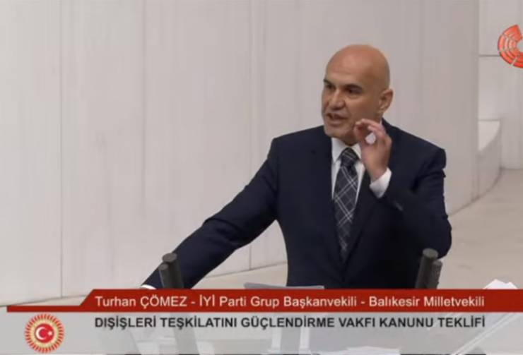 CHP Balıkesir Milletvekili Turhan Çömez, TBMM Genel Kurulu'nda yaptığı konuşmada Dışişleri Teşkilatını Güçlendirme Vakfı Kanun Teklifi ile ilgili önemli eleştirilerde bulundu. Çömez, vakıf kurulma sürecinin eksikliklerini ve dış politika alanındaki çeşitli sorunları dile getirdi.