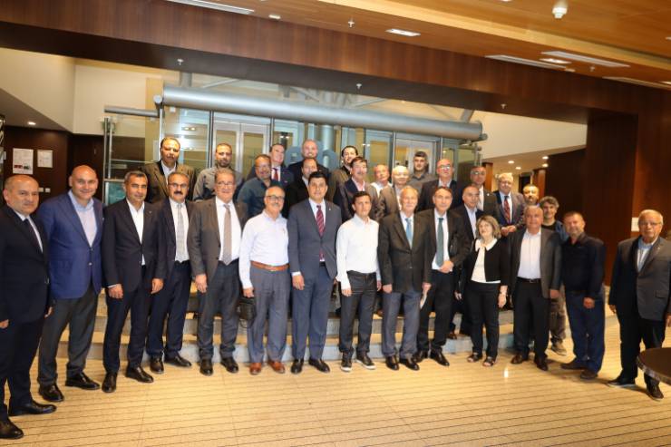 Zeytinyağı Sektöründen Talep ve Bakanlığın Yanıtı Türk Zeytinyağı sektörü, dökme ve varilli ihracat yasağının kaldırılmasını talep etti. Ege Zeytin ve Zeytinyağı İhracatçıları Birliği, TARİŞ Zeytin ve Zeytinyağı Kooperatifleri Birliği, Ulusal Zeytin ve Zeytinyağı Konseyi ve diğer 20 kurum, 24 Mayıs 2024