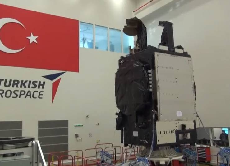 Türkiye, Türksat 6A uydusuyla haberleşme uydusu üretebilen 10 ülkeden biri olma yolunda önemli bir adım attı. Ulaştırma ve Altyapı Bakanı Abdulkadir Uraloğlu ve Sanayi ve Teknoloji Bakanı Mehmet Fatih Kacır, Türksat 6A’nın ABD’deki Cape Canaveral Hava Kuvvetleri İstasyonu'na gönderilmesi amacıyla düzenlenen törene katıldı.