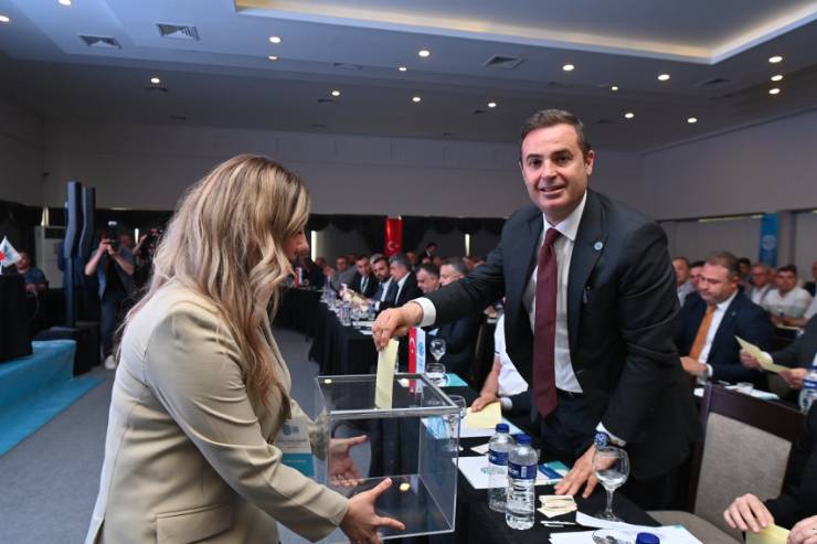 Yağlı Güreş Birliği Dönem Başı Meclis Toplantısına katılarak öz kültürüne sahip çıkan tüm birlik üyelerine ve katılımcılara teşekkür ederek konuşmasına başlayan Balıkesir Büyükşehir Belediye Başkanı Ahmet Akın, devamında şöyle konuştu: