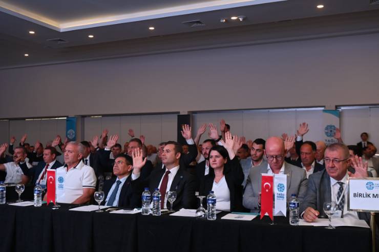Yağlı Güreş Birliği Dönem Başı Meclis Toplantısına katılarak öz kültürüne sahip çıkan tüm birlik üyelerine ve katılımcılara teşekkür ederek konuşmasına başlayan Balıkesir Büyükşehir Belediye Başkanı Ahmet Akın, devamında şöyle konuştu:
