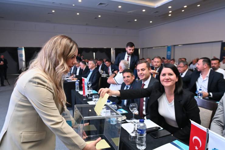 Yağlı Güreş Birliği Dönem Başı Meclis Toplantısına katılarak öz kültürüne sahip çıkan tüm birlik üyelerine ve katılımcılara teşekkür ederek konuşmasına başlayan Balıkesir Büyükşehir Belediye Başkanı Ahmet Akın, devamında şöyle konuştu: