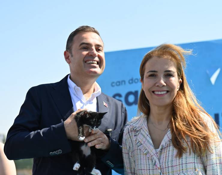 Balıkesir Büyükşehir Belediye Başkanı Ahmet Akın, "Sahip çıkıyoruz, sahipsiz bırakmıyoruz" projesiyle sokak hayvanı sahiplendirme seferberliği başlattı. Proje kapsamında kurulan "candostlar.balikesir.bel.tr" web sitesiyle vatandaşlar kolayca hayvan sahiplenebiliyor.