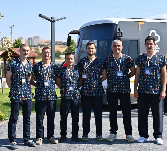Balıkesir Büyükşehir Belediye Başkanı Ahmet Akın, "Sahip çıkıyoruz, sahipsiz bırakmıyoruz" projesiyle sokak hayvanı sahiplendirme seferberliği başlattı. Proje kapsamında kurulan "candostlar.balikesir.bel.tr" web sitesiyle vatandaşlar kolayca hayvan sahiplenebiliyor.