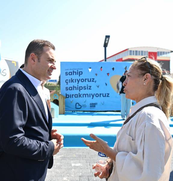 Balıkesir Büyükşehir Belediye Başkanı Ahmet Akın, "Sahip çıkıyoruz, sahipsiz bırakmıyoruz" projesiyle sokak hayvanı sahiplendirme seferberliği başlattı. Proje kapsamında kurulan "candostlar.balikesir.bel.tr" web sitesiyle vatandaşlar kolayca hayvan sahiplenebiliyor.