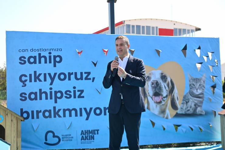 Balıkesir Büyükşehir Belediye Başkanı Ahmet Akın, "Sahip çıkıyoruz, sahipsiz bırakmıyoruz" projesiyle sokak hayvanı sahiplendirme seferberliği başlattı. Proje kapsamında kurulan "candostlar.balikesir.bel.tr" web sitesiyle vatandaşlar kolayca hayvan sahiplenebiliyor.