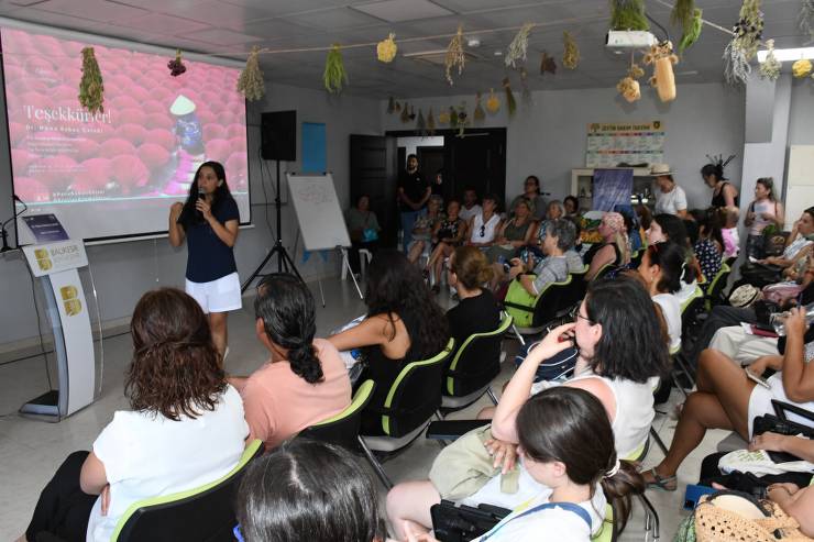 Balıkesir 5. Aromaterapi Festivali'nde düzenlenen “Tarih Boyu Tütsü ile Tedavi” semineri büyük ilgi topladı. Dr. Rana Babaç Çelebi, tütsünün kadim tıp hekimleri tarafından nasıl kullanıldığını anlattı.