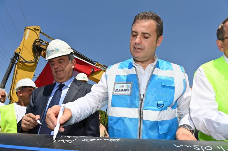 Balıkesir Büyükşehir Belediye Başkanı Ahmet Akın, Ayvalık’ın içme suyu sıkıntısını giderme konusunda önemli bir adım olan Ayvalık Altınova İçme Suyu Terfi Hattının temelini attı. Balıkesir Büyükşehir Belediyesi iştiraklerinden Balıkesir Su ve Kanalizasyon Genel Müdürlüğü (BASKİ) tarafından gerçekleştirilecek terfi hattı yapım çalışmaları için ilk kazma vuruldu, ilk kaynak kesim işlemi yapıldı. Ekonomik ömrünü yitirmesi ve vatandaşların mülkiyetlerinde kalmaması sebebi ile sık sık arızalar meydana gelen hat, çalışmaların tamamlanmasıyla sağlıklı ve kesintisiz bir şekilde hizmet verecek. Proje kapsamında 8 kilometrelik bir terfi hattı yenilenecek.