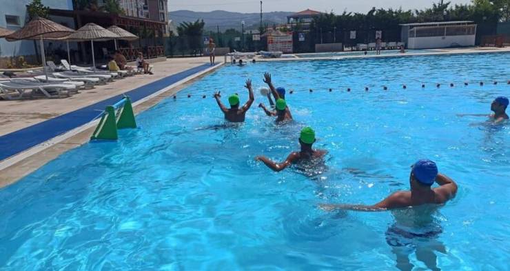 Susurluk Belediyesi, sağlıklı ve sportmen bir nesil yetiştirme amacıyla düzenlediği Su Topu Turnuvasının bu yılki kayıtlarını başlattı. Büyük ilgi görmesi beklenen turnuvanın son kayıt tarihi 6 Ağustos. Kazanan takıma 3 bin TL para ödülü, kupa ve madalya verilecek. Anahtar Kelimeler: Susurluk Belediyesi, Su Topu Turnuvası, kayıtlar, ödüller, sportmen nesil Susurluk Belediyesi 2. Su Topu Turnuvası Başlıyor Susurluk Belediyesi, 2022 yılında başlattığı ve büyük ilgi gören Su Topu Turnuvasının bu yılki kayıtlarını başlattı. Sağlıklı ve sportmen bir nesil yetiştirme hedefiyle düzenlenen turnuva, her yaş grubundan ve cinsiyetten katılımcılara açık olacak. Turnuvanın son kayıt tarihi ise 6 Ağustos olarak belirlendi. Kazanan Takıma 3 Bin TL Para Ödülü Cumartesi ve Pazar günleri sabah saatlerinde oynanacak olan turnuvaya katılmak isteyen takımlar, kayıt ücreti olarak 500 TL ödeyecekler. Turnuva, 6 kişilik takımlar halinde, 5’er dakikadan 4 set şeklinde oynanacak. Şampiyonluğu kazanan takım, 3 bin TL para ödülünün yanı sıra kupa ve madalya ile ödüllendirilecek. Tüm Oyunculara Katılım Belgesi İkinci ve üçüncü olan takımlara da madalyanın yanı sıra, Tahsin Bozoğlu Sosyal Tesisleri Yüzme Havuzundan bir gün ücretsiz yararlanma hakkı verilecek. Ayrıca, yarışmaya katılan her takım oyuncusuna katılım belgesi takdim edilecek. Katılım belgeleri, oyuncuların bu anlamlı etkinliğe katıldıklarını belgelendirecek ve onları motive edecek. Kayıt İşlemleri ve Katılım Turnuvaya katılmak isteyen takımların kayıt işlemlerini Susurluk Belediyesi yetkililerine yaptırması gerekiyor. Kayıt işlemleri sırasında, gerekli belgeler ve ücretlerin tamamlanmasıyla takımlar turnuvaya dahil edilecek. Susurluk Belediyesi tarafından düzenlenen 2. Su Topu Turnuvası, sağlıklı yaşamı ve sportif faaliyetleri teşvik etmeyi amaçlıyor. Tüm yaş gruplarından katılımcılara açık olan bu turnuva, büyük ilgi görecek ve katılımcılara unutulmaz anlar yaşatacak. Şampiyon takıma verilecek olan ödüller ve katılım belgeleri, katılımcıları motive ederek turnuvanın önemini artıracak. Susurluk Belediyesi, sağlıklı ve sportmen bir nesil yetiştirme amacıyla düzenlediği Su Topu Turnuvasının bu yılki kayıtlarını başlattı. Büyük ilgi görmesi beklenen turnuvanın son kayıt tarihi 6 Ağustos. Kazanan takıma 3 bin TL para ödülü, kupa ve madalya verilecek.