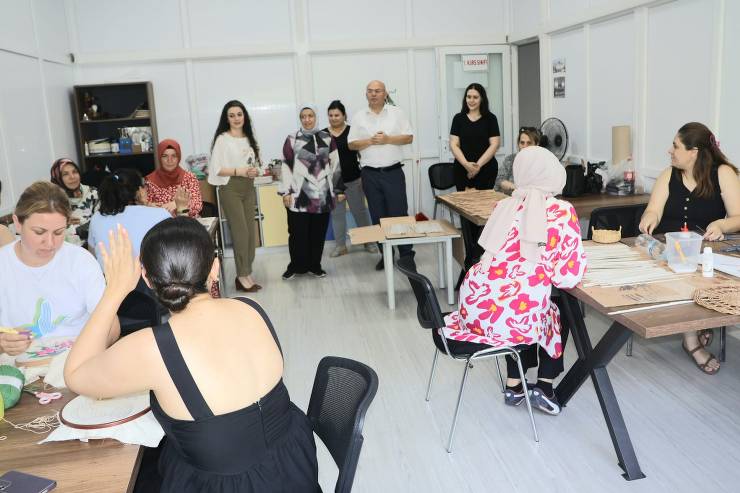 4 Kurs ve 60 kursiyer ile yaz eğitimine başlayan ADEM kurslarına Kaymakam Muammer Köken ve Eşi Dt. Gülbahar Köken ziyarette bulundu. Ziyaret esnasında Kaymakam Köken, Kursların yaz süresince devam edeceği bilgisini paylaştı.
