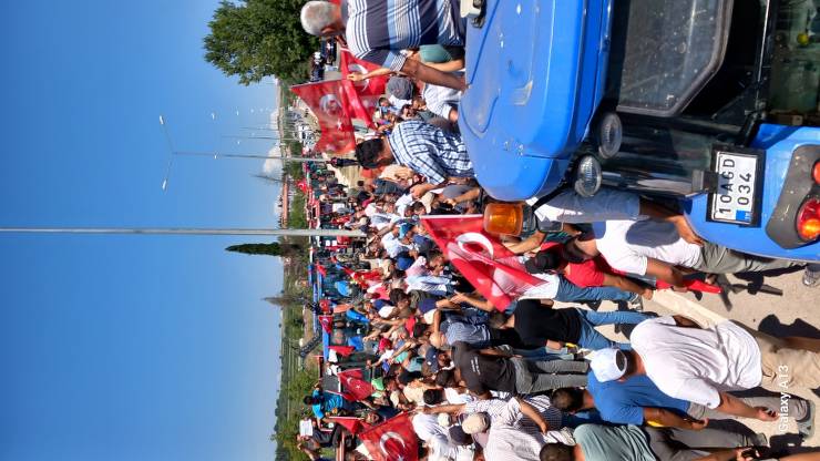 Balıkesir'in Bandırma ilçesine bağlı Aksakal Mahallesi'nde çiftçiler, ürünlerinin düşük fiyatlarla alındığı ve masraflarını karşılayamadıkları gerekçesiyle Bandırma-Balıkesir Karayolu'nda eylem yaptı. Çiftçiler, salça ihracatına getirilen kota nedeniyle fabrikaların sözleşme şartlarını yerine getirmediğini belirtti.