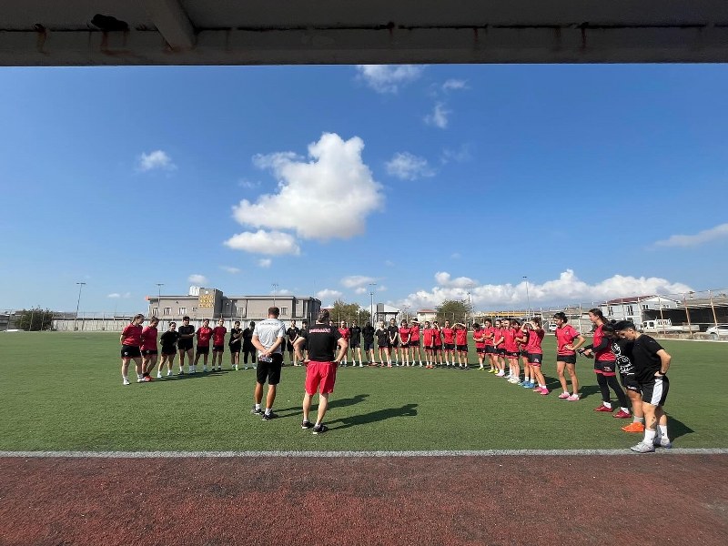Seçmelere katılan genç sporculardan Bahar Babalı ve Sudenur Erden, futbola küçük yaşlardan itibaren büyük bir ilgi duyduklarını ve hedeflerinin daha büyük kulüplerde oynayarak A Milli Takım’da yer almak olduğunu belirttiler.