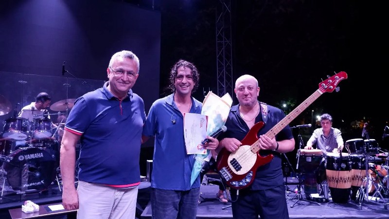Susurluk Belediyesi tarafından organize edilen konser, söyleşi, tiyatro ve etkinlikler ile dolu dolu geçen Ayran Festivali vatandaşlara unutulmaz anlar yaşattı. Yediden yetmişe herkesin ilgi gösterdiği etkinliklerle gerçekleşen festival Pinhani Konseri ile son buldu.