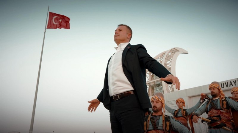 Balıkesir’in Kurtuluşu İçin Anlamlı Film Balıkesir Büyükşehir Belediyesi, Balıkesir'in kurtuluşunun 102. yılı anısına özel bir kısa film hazırladı. Filmde, İstiklal Madalyalı Kuvayı Milliye kahramanı Gönenli Ahmet Efe’nin torunu ve Balıkesir Büyükşehir Belediye Başkanı Ahmet Akın’ın çocukluğunun gözünden, Balıkesir’in işgalden kurtuluşu anlatılıyor. Gerçek olaylardan alınan kesitler ve dönemin kahramanlarının mücadeleleri filme ilham kaynağı oldu.