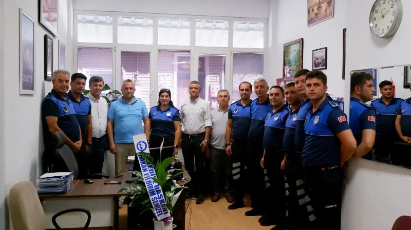 Ülkemizde 1826 yılında kurulan Zabıta Teşkilatı’nın kuruluş yıl dönümü, her yıl 1-7 Eylül tarihleri arasında ‘Zabıta Haftası’ olarak kutlanıyor. Başkan Semizel, zabıta haftası dolayısıyla Susurluk Zabıta Müdürlüğü’ne ziyarette bulundu. Zabıta personeliyle bir araya gelen Semizel, zabıta ekiplerinin yerel yönetimlerin en önemli unsurlarından biri olduğunu vurgulayarak, tüm zabıta personelinin haftasını kutladı.