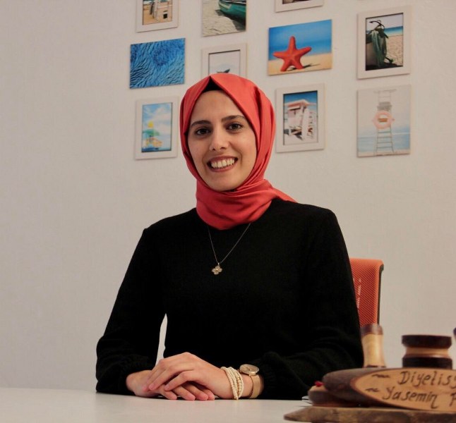 Aşırı şeker tüketimi, vücutta birçok olumsuz durumu beraberinde getirirken, insülin direncini artırması nedeniyle bir türlü doygunluk hissinin sağlanamamasına neden olabiliyor. “Şekerin; ağız ve diş sağlığından, cilt sağlığına, mide sorunlarına ve hafıza gibi birçok bölgeye zararları göz ardı edilmemelidir.” diye açıklamada bulunan Diyetisyen Yasemin Polat, Susurluklulara süreli ve aralıklı perhizler yaparak değil hayatı perhizleştirerek yaşamının daha sağlıklı olacağı uyarısında bulundu.