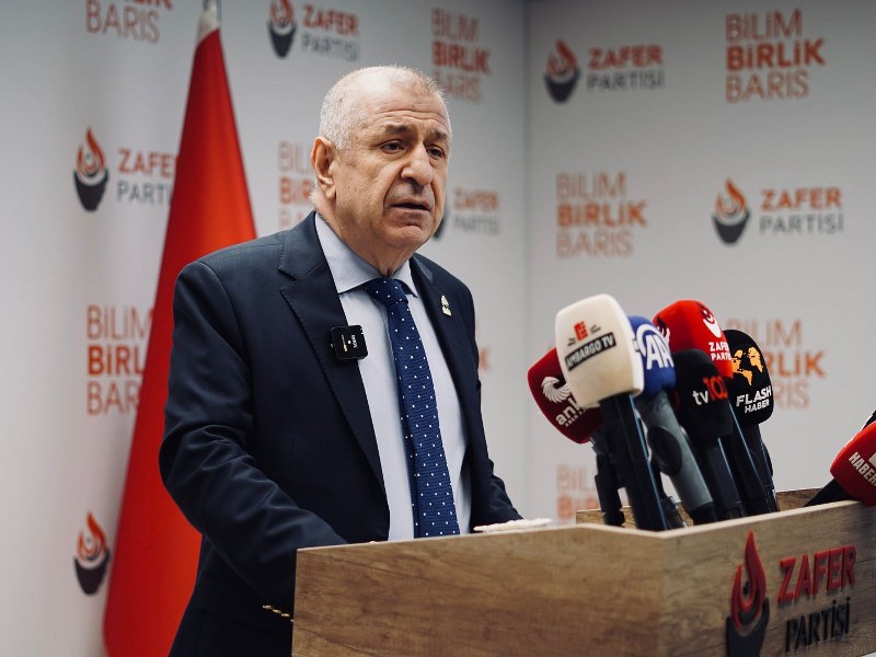 Zafer Partisi Genel Başkanı Ümit Özdağ, MHP Genel Başkanı Devlet Bahçeli'nin terörist başı Abdullah Öcalan'ın TBMM'de konuşma yapması yönündeki açıklamalara sert tepki gösterdi. Özdağ, Bahçeli'nin bu çıkışının "siyasal cinnet" olduğunu belirterek, hükümetin terörle mücadele konusundaki yanlış adımlarından dolayı eleştirdi.