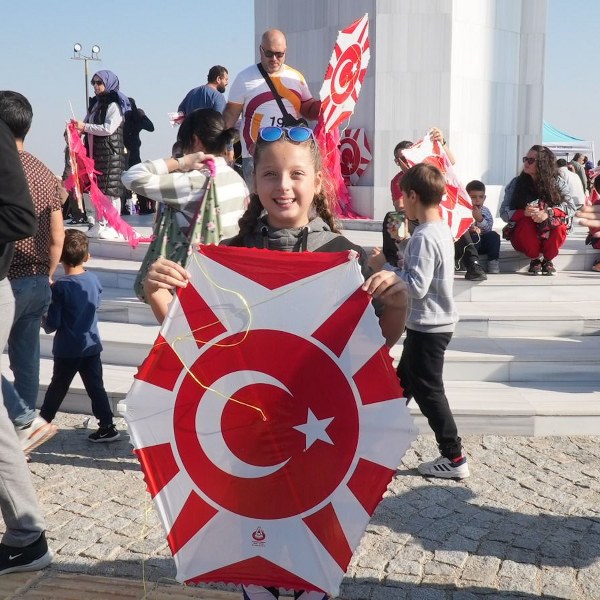 Balıkesir’de Cumhuriyetin 101. yılı etkinlikleri kapsamında düzenlenen “101. Yılda 1010 Uçurtma Şenliği”nde ay yıldızlı binlerce uçurtma gökyüzünü süsledi. Balıkesir Büyükşehir Belediyesi tarafından düzenlenen ve katılımın yoğun olduğu etkinlikte 7’den 70’e herkes doyasıya eğlendi.