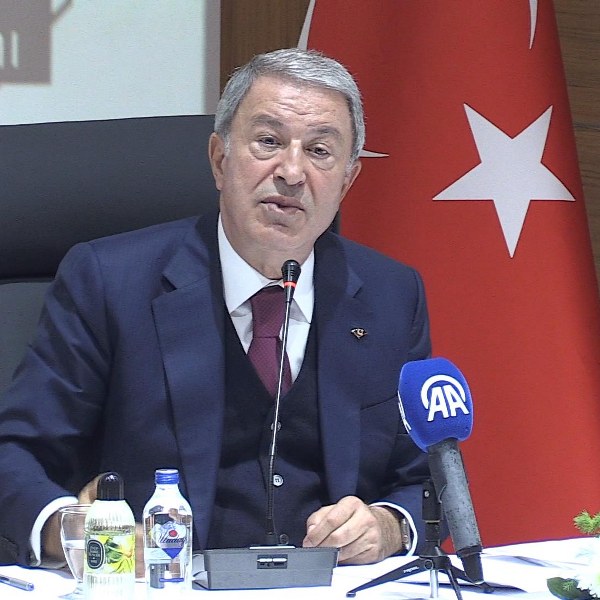 Milli Savunma Komisyonu Başkanı Hulusi Akar, Bandırma Onyedi Eylül Üniversitesi'nde yaptığı konuşmada, Türkiye'nin terörle mücadelesinin kararlılıkla süreceğini belirtti. Farklı kimliklerin bir arada güçlü bir Türkiye'yi inşa edebileceğini vurgulayan Akar, ülkenin birlik ve beraberliğinin önemine değindi.