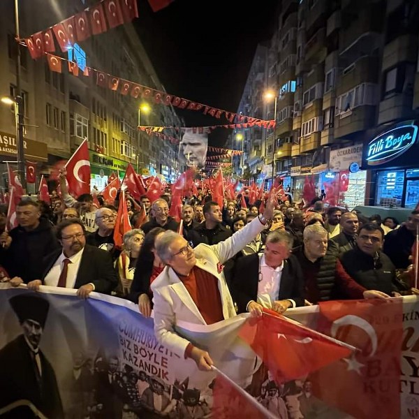 Bandırma Cumhuriyet Bayramı,fener alayı,Gece Yolcuları Konseri,Bandırma Belediye Başkanı Dursun,Mirza,Cumhuriyet coşkusu