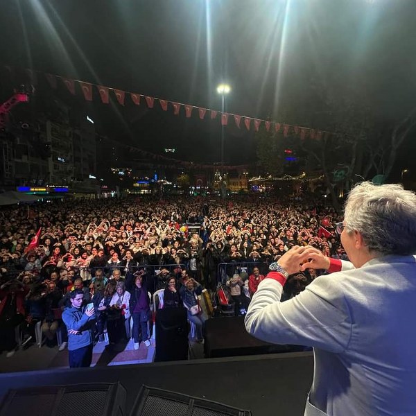 Bandırma Cumhuriyet Bayramı,fener alayı,Gece Yolcuları Konseri,Bandırma Belediye Başkanı Dursun,Mirza,Cumhuriyet coşkusu