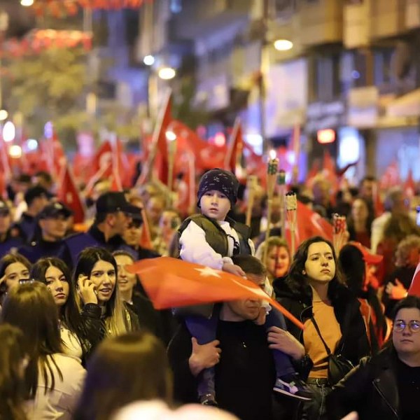 Bandırma Cumhuriyet Bayramı,fener alayı,Gece Yolcuları Konseri,Bandırma Belediye Başkanı Dursun,Mirza,Cumhuriyet coşkusu