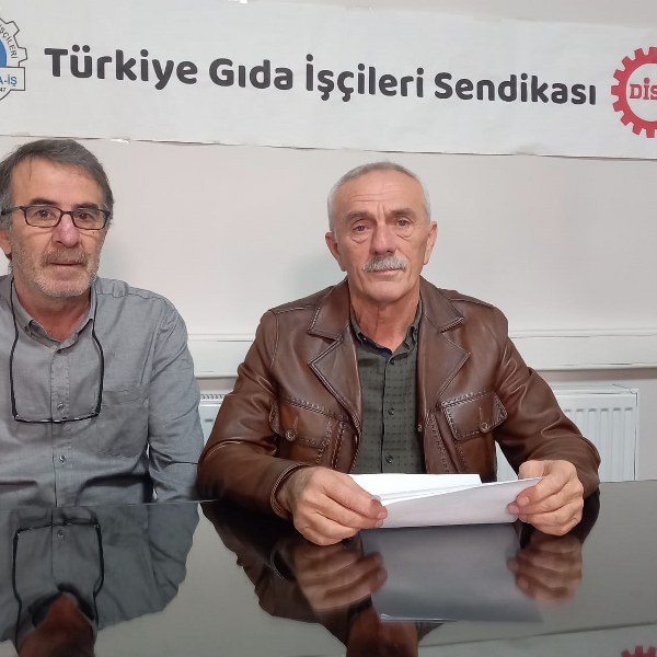 Bandırma Demokrasi Platformu, özel hastanelerde yaşanan bebek ölümlerine sert tepki gösterdi. Platform görevlisi Erdal Erdoğan, "Yenidoğan Bebek Çetesi" olarak nitelendirdiği skandalın, sağlık sistemindeki yozlaşmanın bir sonucu olduğunu söyledi.