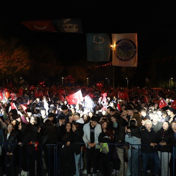 Gönen Cumhuriyet Bayramı,29 Ekim kutlamaları,İkiye On Kala konseri,Gönen Belediye Başkanı İbrahim Palaz,meşale yürüyüşü