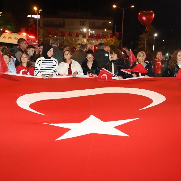 Gönen Cumhuriyet Bayramı,29 Ekim kutlamaları,İkiye On Kala konseri,Gönen Belediye Başkanı İbrahim Palaz,meşale yürüyüşü
