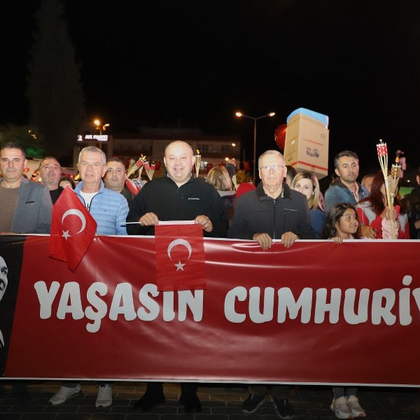 Gönen Cumhuriyet Bayramı,29 Ekim kutlamaları,İkiye On Kala konseri,Gönen Belediye Başkanı İbrahim Palaz,meşale yürüyüşü