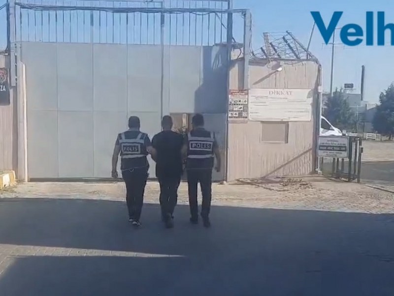 Marmara İlçe Tarım ve Orman Müdür Vekili Murat Yakupoğlu’nun tabancayla öldürülmesiyle ilgili aranan şüpheli S.A., jandarma ekiplerince yakalandı. Zanlı, çıkarıldığı mahkeme tarafından tutuklanarak Bandırma M Tipi Cezaevi'ne gönderildi.