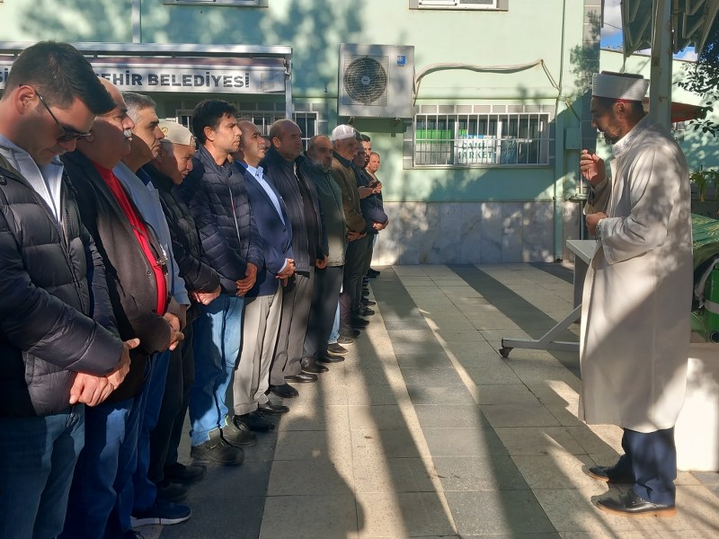 Aksaray-Ankara Karayolundaki Kazada Hayatını Kaybeden Neriman Çubukçay, Bandırma’da Toprağa Verildi Aksaray-Ankara kara yolunda meydana gelen otobüs kazasında hayatını kaybeden Neriman Çubukçay, memleketi Bandırma’da düzenlenen cenaze töreniyle son yolculuğuna uğurlandı.