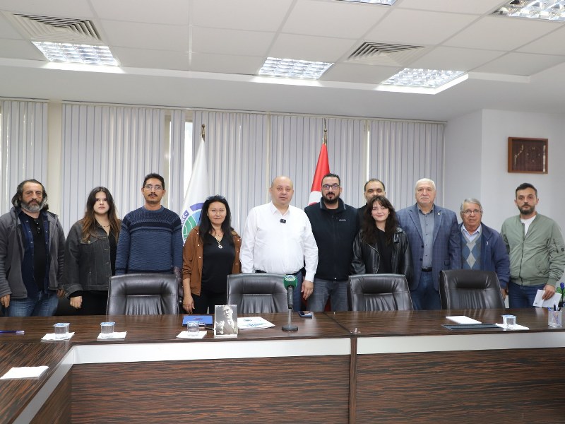 Gönen Belediye Başkanı İbrahim Palaz, düzenlediği basın toplantısında Gönen Belediyesi’nin son 6 aylık dönemdeki çalışmalarını değerlendirerek gelecekteki projelere ilişkin bilgiler verdi. Başkan Palaz, konuşmasında özellikle altyapı, üstyapı, park ve çevre düzenlemeleri ile kırsal mahallelerdeki parke taşı döşeme çalışmaları üzerine yoğunlaştı.