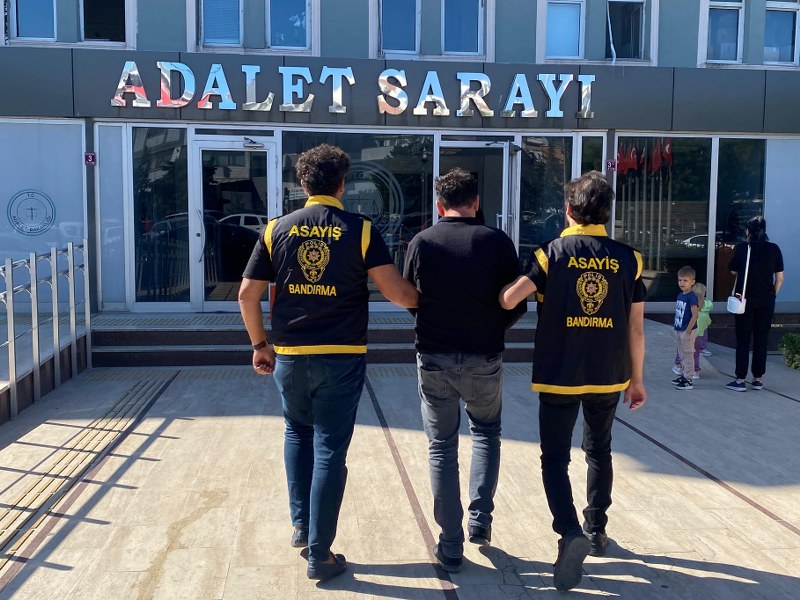 Bandırma Onyedi Eylül Üniversitesi öğrencilerine yönelik cinsel taciz ihbarı üzerine harekete geçen polis ekipleri, şüpheli M.Ü.’yü gözaltına aldı. Şüpheli çıkarıldığı adli makamlarca tutuksuz yargılanmak üzere serbest bırakıldı.