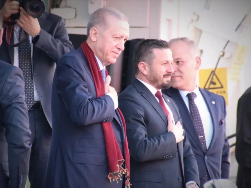 AK Parti Balıkesir İl Başkanı Mehmet Aydemir, AK Parti'nin 3 Kasım 2002'de iktidara gelişinin 22. yıl dönümü yaptığı paylaşımda, Cumhurbaşkanı Recep Tayyip Erdoğan'ın tedavisinde başlangıç sürecinde Türkiye'nin dört yönlü hizmet götüren bir başarı öyküsü olduğunu ifade etti. Aydemir, AK Parti'nin “Türkiye Yüzyılı” vizyonuyla projelerine imza attığını ve ülkenin kalkınmasında rol oynadığını belirtti.