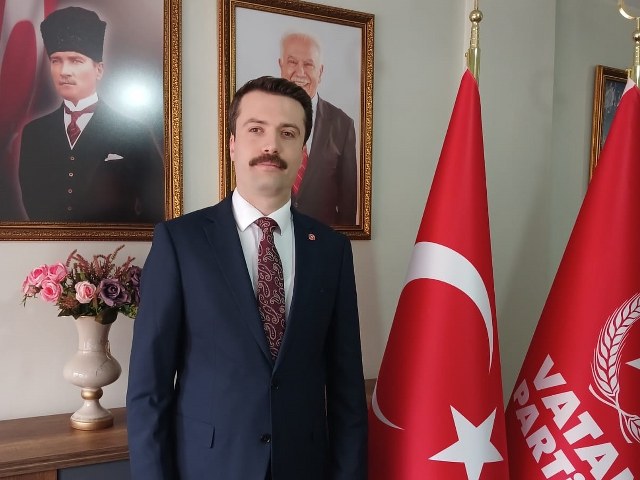 Vatan Partisi Balıkesir İl Başkanı Emre Albayrak, PKK terörünün uzantısı olan DEM Parti’nin kapatılması gerektiğini söyledi. Konuya ilişkin basın açıklaması yapan Başkan Albayrak, DEMParti'nin kapatılması için Yargıtay Cumhuriyet Başsavclığı'na başvuruda bulunduklarını söyledi.