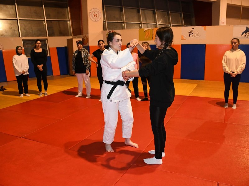 Balıkesir Büyükşehir Belediyesi, “Yalnız olmayan, yanındayız” sloganıyla kadınları hem ekonomik hem de fiziksel olarak güçlendirecek projelere imza atmaya devam ediyor. Balıkesir Gençlik ve Spor Hizmetleri Dairesi Başkanlığı tarafından aralıksız “Savunma Teknikleri Atölyesi” kapsamında kadın judo kursları veriliyor. Kursta 15-50 yaş arasındaki kadınlar, kendilerini savunmak için gerekli teknikleri öğrenirken, sosyal medya ve duyurular aracılığıyla kurstan farkındalık olan kadınların yoğun ilgi gösterdiğini gösteriyor.